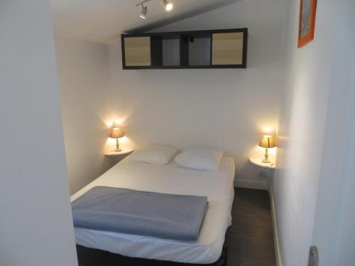 - une petite chambre avec un lit et deux lampes dans l'établissement Ti gwenn 6p-Maison 3ch-Terrasse Port Maria Wifi, à Quiberon