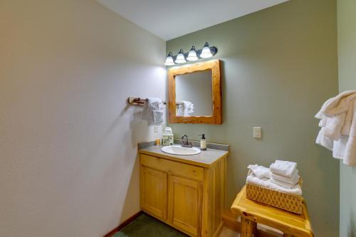 un baño con lavabo y espejo en 4 Mi to Lake Wooded Log Cabin in Eureka Springs!, en Eureka Springs