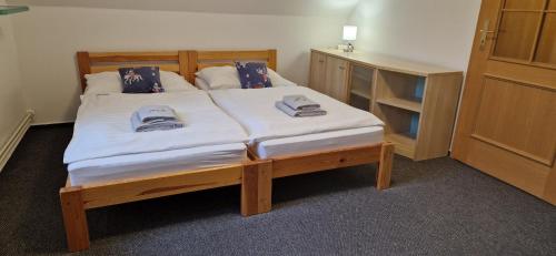 una camera da letto con un letto con due asciugamani sopra di Vila Jedľa a Starý Smokovec