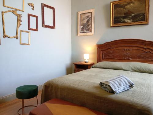 En eller flere senge i et værelse på Meine Sonne Riviera, sea view apartment in historic villa