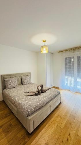 - une chambre dotée d'un lit avec une personne dans l'établissement Bel appartement à 5 mn de Paris très proche Métro 13 et 14, à Saint-Ouen