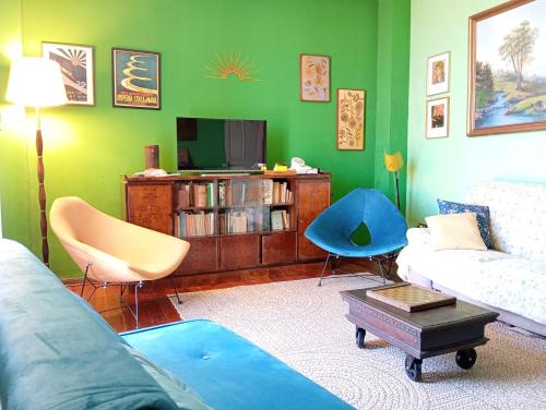 Et tv og/eller underholdning på Meine Sonne Riviera, sea view apartment in historic villa