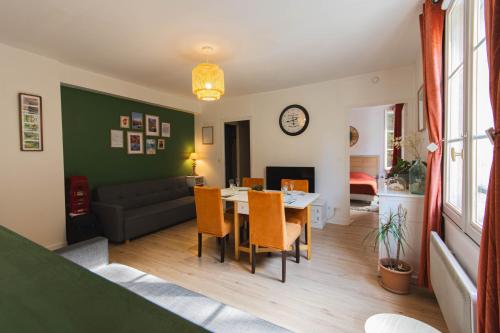 une salle à manger et un salon avec une table et des chaises dans l'établissement La Crécynette - near Disneyland and Parrot World, à Crécy-la-Chapelle