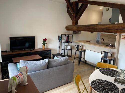 un salon avec un canapé et une table dans l'établissement Léa, atypical and refined studio, à La Rochelle