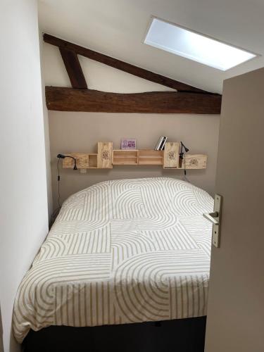 une chambre avec un lit dans une pièce dans l'établissement Léa, atypical and refined studio, à La Rochelle