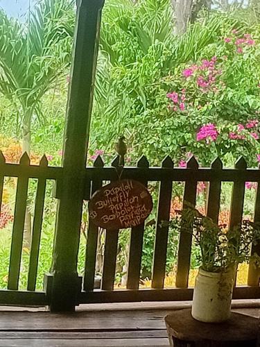 a wooden fence with a potted plant in front of a window at Eco lodge finca magdalena in Altagracia