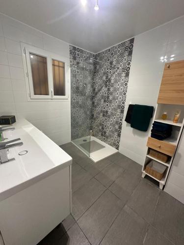 une salle de bain avec une douche, un lavabo et un comptoir dans l'établissement Le Wilson Palace, à Antibes