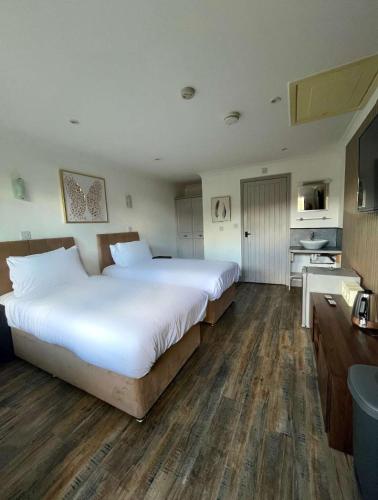 a large bedroom with two beds and a kitchen at The View chalet located in pegsdon in Hexton