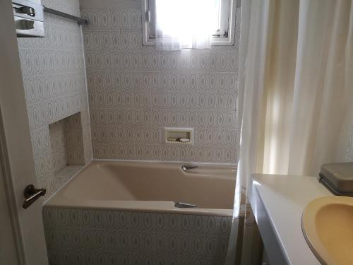 une salle de bain avec une baignoire et un lavabo dans l'établissement Appartement Argenteuil avec Terrasse, à Argenteuil
