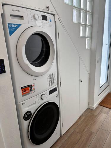 a washer and dryer sitting in a room at Casa do Aviador in Relva