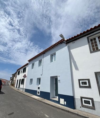a white building on the side of a street at Casa do Aviador in Relva