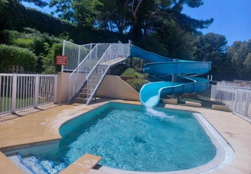 - un toboggan dans la piscine avec toboggan dans l'établissement A PIEDS NUS JUSQU'A LA MER, à Six-Fours-les-Plages
