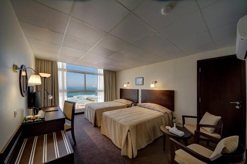 Postel nebo postele na pokoji v ubytování Ajman Beach Hotel
