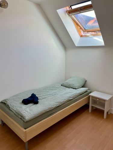 - une chambre dotée d'un lit avec une chemise bleue dans l'établissement Charming furnished house at Moret sur Loing, à Moret-sur-Loing