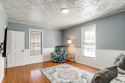 Χώρος καθιστικού στο Walk to Main Street Family-Friendly Crisfield Gem