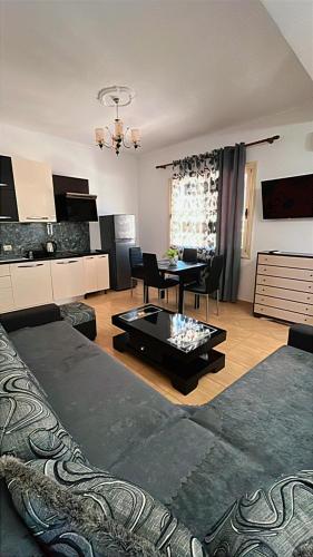 ein Wohnzimmer mit Sofa und Tisch in der Unterkunft Luani's Apartments in Vlorë