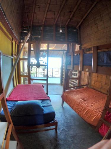 a bedroom with two beds in a room at Hotel Relajate in Lobitos