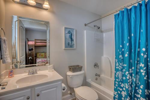 ein Badezimmer mit Waschbecken, Toilette und Dusche in der Unterkunft Sleeps 12-3 Bedrooms-7 Beds-3 Bath-Great Views-1700 SqFt in North Myrtle Beach