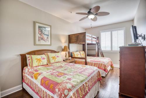 ein Schlafzimmer mit zwei Betten und einem Deckenventilator in der Unterkunft Sleeps 12-3 Bedrooms-7 Beds-3 Bath-Great Views-1700 SqFt in North Myrtle Beach