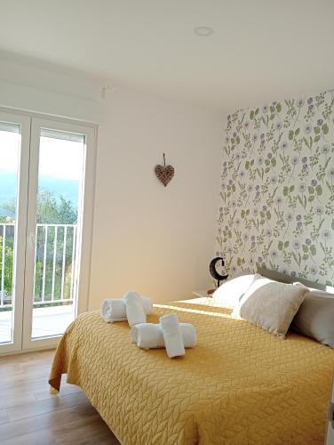 a bedroom with a bed with two towels on it at Casa Coruja in Ponte da Barca