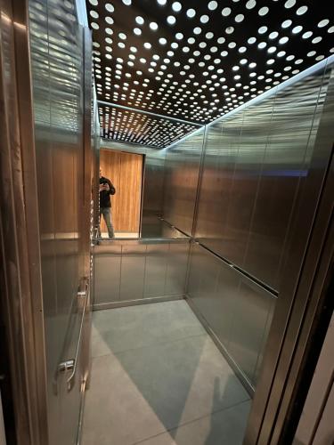 een persoon die een foto maakt van een lege kamer bij MOVISTAR ARENA PREMIUM Thames 56 4 piso 406 Cochera y Seguridad in Buenos Aires