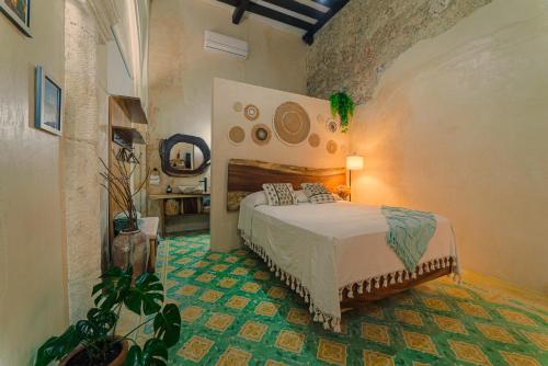 a bedroom with a bed in a room at Hotel Boutique Casa Lanz XVII in Campeche