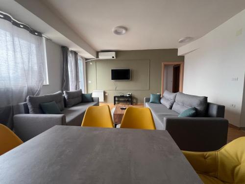 Μια τηλεόραση ή/και κέντρο ψυχαγωγίας στο LUSH Central Penthouses - Eluxory Apts