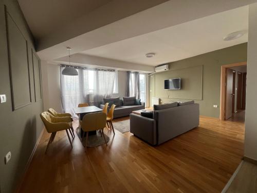 Χώρος καθιστικού στο LUSH Central Penthouses - Eluxory Apts