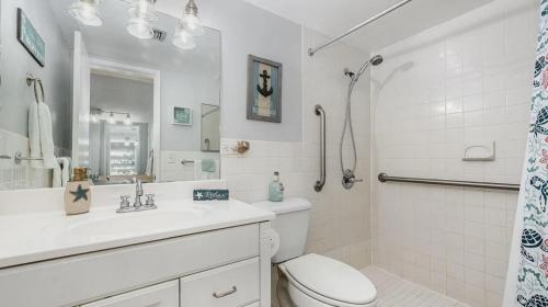 Bilik mandi di Space Coast Retreat at Sandpiper Towers