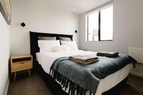 a bedroom with a large bed and a window at Luxe 3BR, 2Bath Townhouse w Private Garage in CBD in Wellington