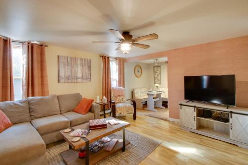 Φωτογραφία από το άλμπουμ του Couples Glamping Getaway on Bonny Eagle Pond σε Standish