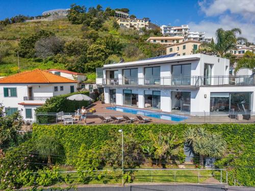 a collage of two pictures of a house at Villa Beausoleil by Homie in Funchal