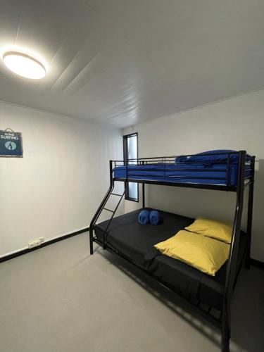 a bedroom with two bunk beds in a room at Tahiti Sunshine in Papeete