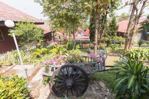 Κήπος έξω από το Mitkhoonyoum Hotel