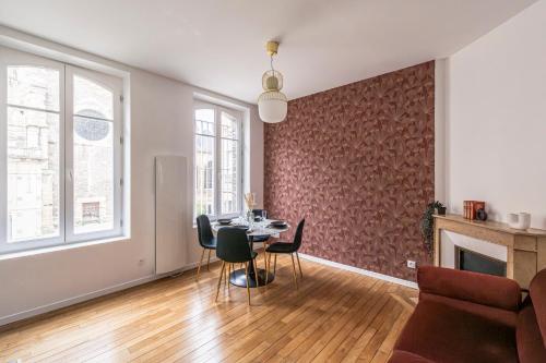 un salon avec une table et des chaises dans l'établissement Le Vesle - Center - Cathedral, à Reims
