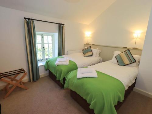 Postel nebo postele na pokoji v ubytování Great Hartbarrow Farm Cottage