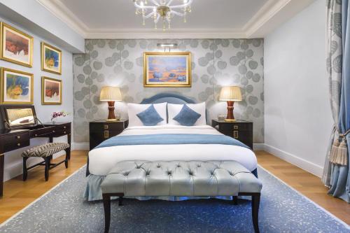 Una cama o camas en una habitación de Kempinski Nile Hotel, Cairo
