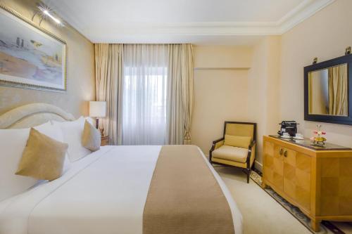 Una cama o camas en una habitación de Kempinski Nile Hotel, Cairo