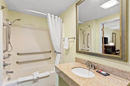 Bilik mandi di Americas Best Value Inn Grayson