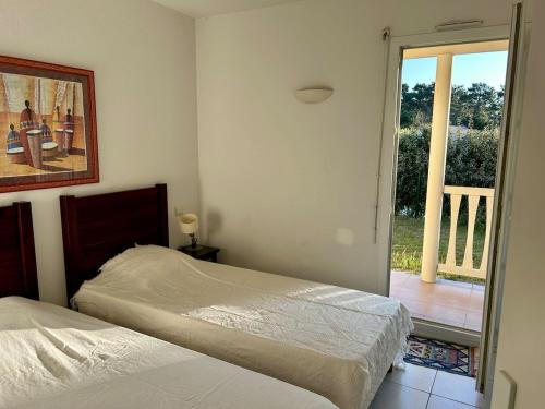 Ένα ή περισσότερα κρεβάτια σε δωμάτιο στο Villa avec piscine 8p autour du golf