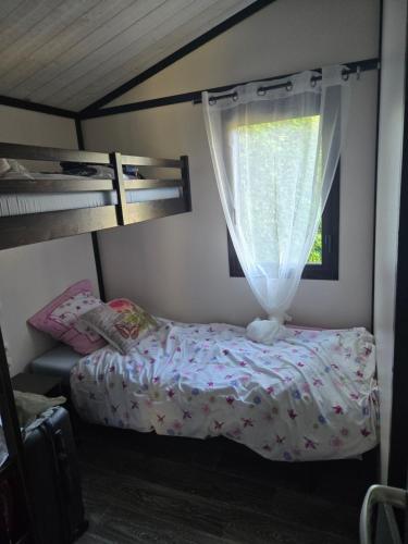 une petite chambre avec un lit et une fenêtre dans l'établissement Cottage varrois, à Solliès-Toucas