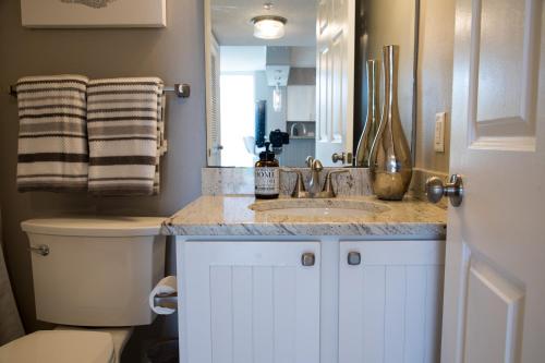 une salle de bain avec un lavabo et des toilettes dans l'établissement Terrace at Pelican Beach Resort #1007, à Destin