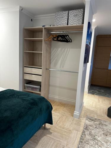 - une chambre avec un lit et un placard dans l'établissement Studio Alexandre 3 Croisette, à Cannes
