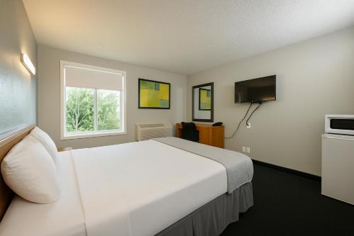 Ένα ή περισσότερα κρεβάτια σε δωμάτιο στο Sunnyside Inn and Suites