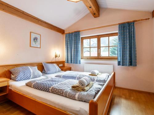 Un dormitorio con una cama grande con cortinas azules. en Schweizerhof Ringelblume, en Huben