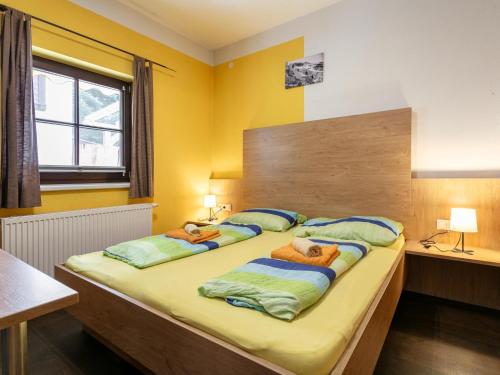 Ένα ή περισσότερα κρεβάτια σε δωμάτιο στο Schweizerhof Edelweiß