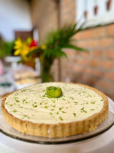 un cetriolo verde sopra una torta su un tavolo di Machê Pousada & Boutique - A mais charmosa de Arraial D ajuda a Arraial d'Ajuda