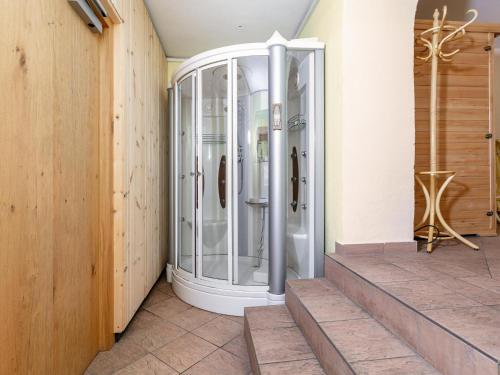 - Ducha a ras de suelo en Schweizerhof Melisse, en Huben