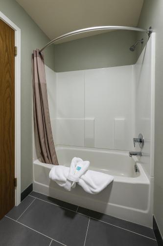 Ένα μπάνιο στο Sunnyside Inn and Suites
