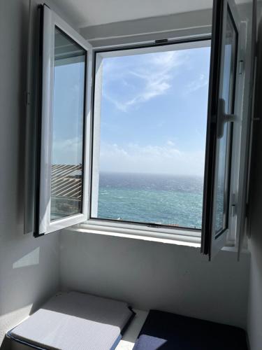 a window with a view of the ocean at Casa do Aviador in Relva